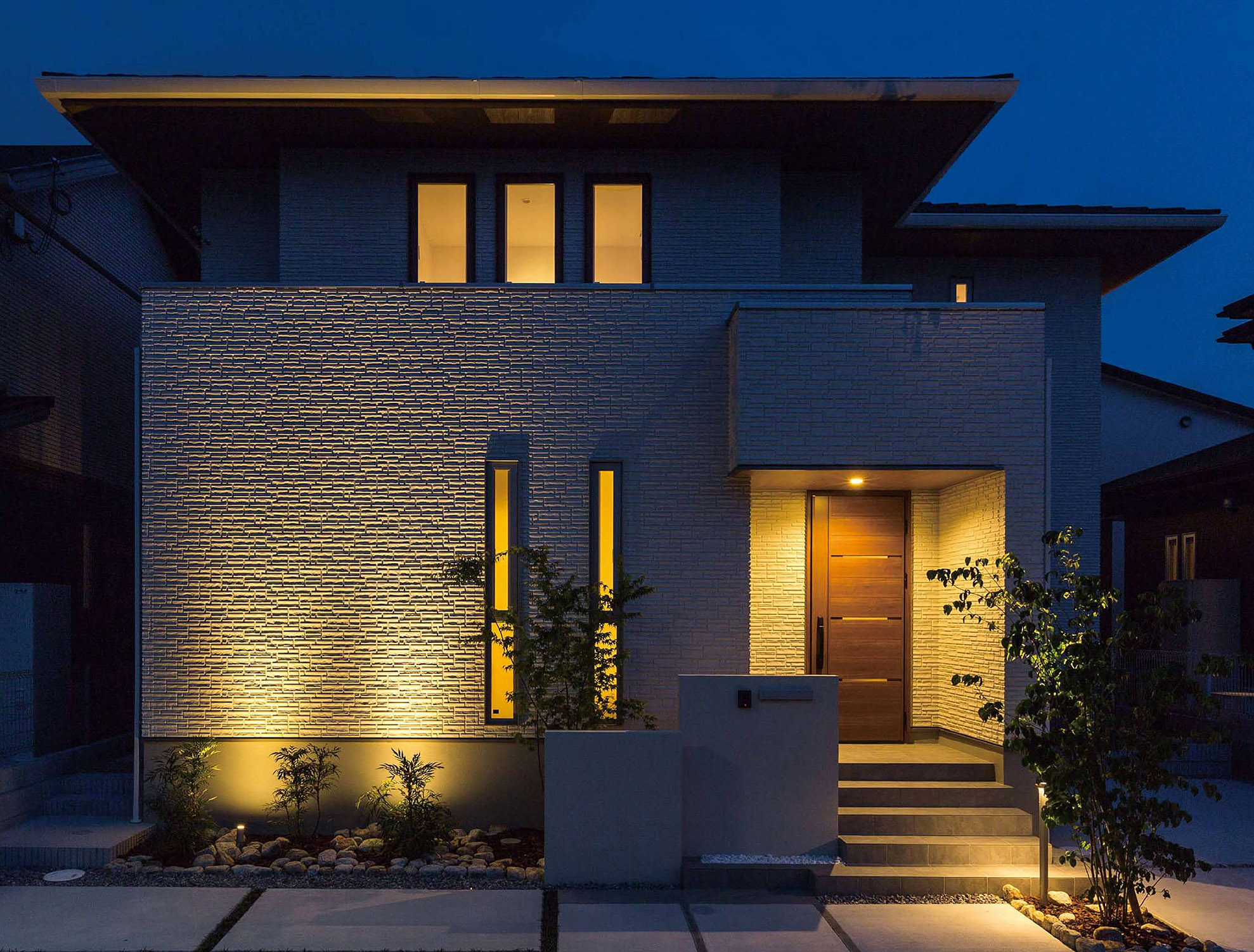 KMEW Facade DAY  &  NIGHT